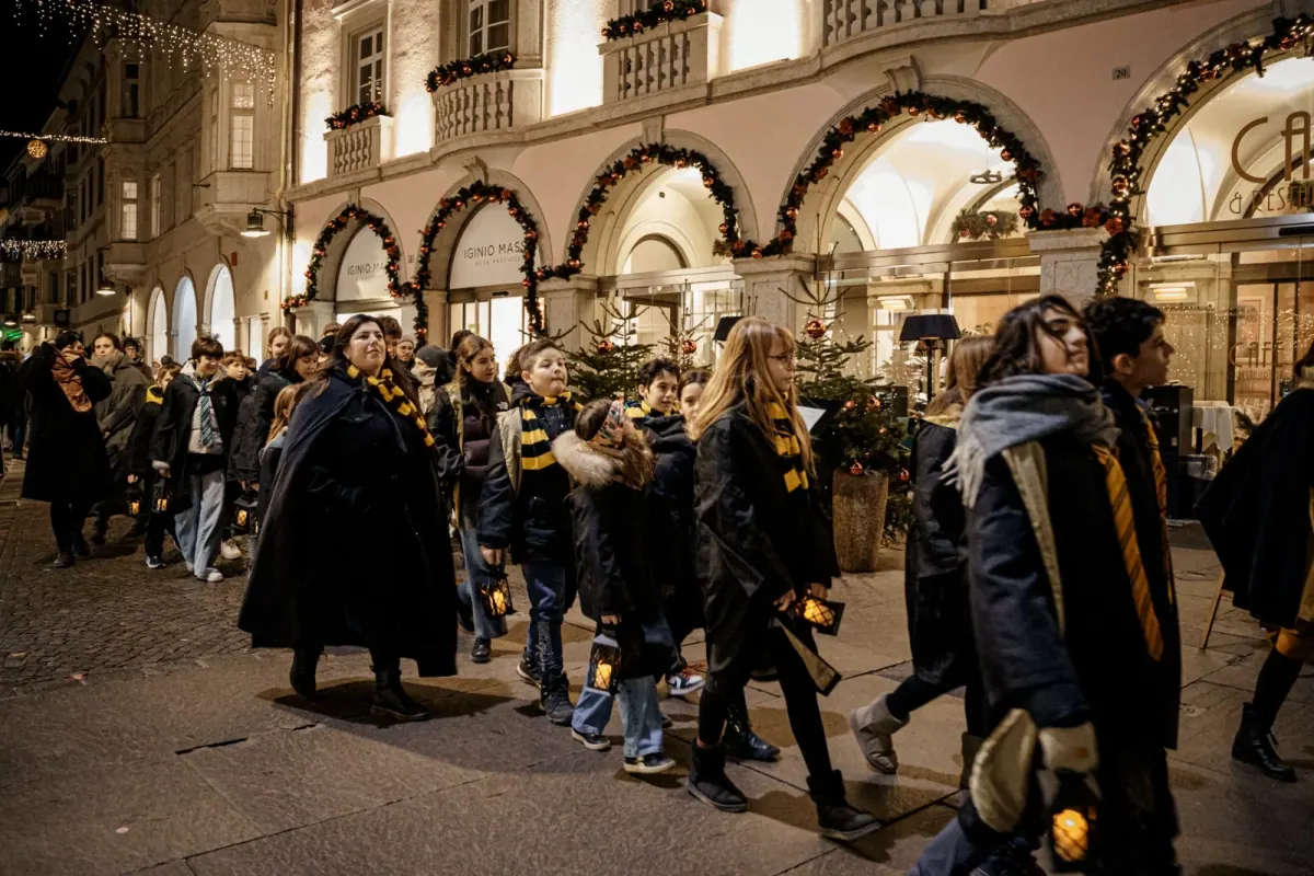 Ragazzi a una lezione di magia nella Scuola di Magia Italiana